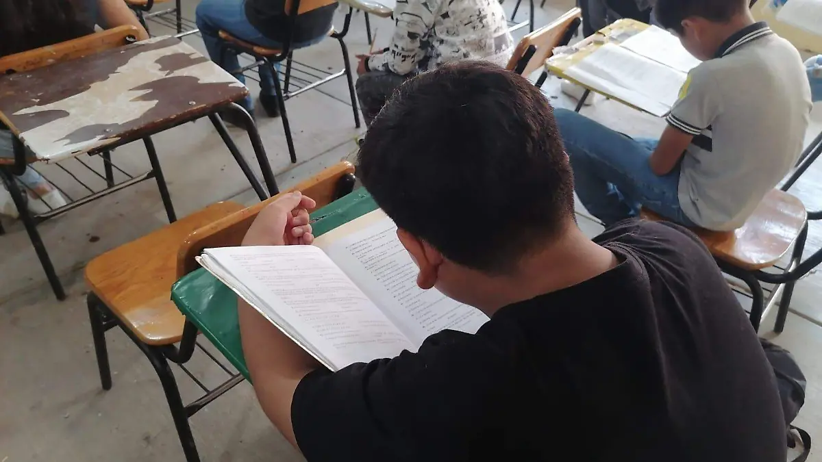 Niño estudiando